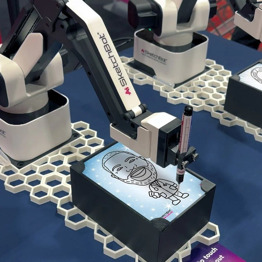 AI portretu zīmēšanas robots