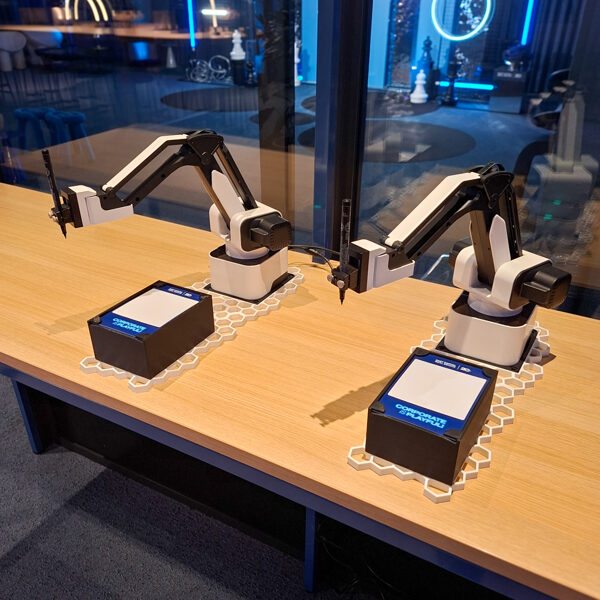 AI portretu roboti zīmē personalizētu viesu portretu pasākumā