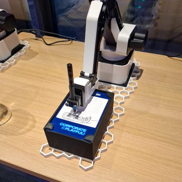 AI portretu robots zīmē karikatūru uz kartītes