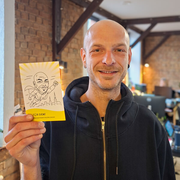 AI portretu robots piesaista pasākuma apmeklētāju uzmanību ar interaktīvu zīmēšanu