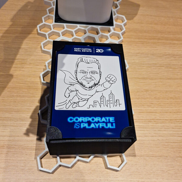 Pasākuma apmeklētāji izmanto AI skiču robotu ātrai portretu izveidei