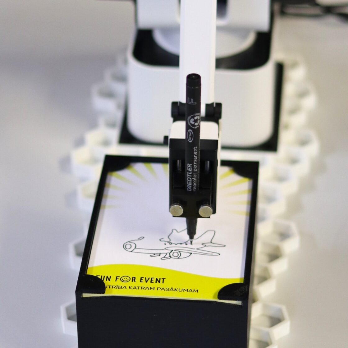 AI portretu zīmēšanas robots zīmē lidmašīnas skici uz personalizētas kartītes