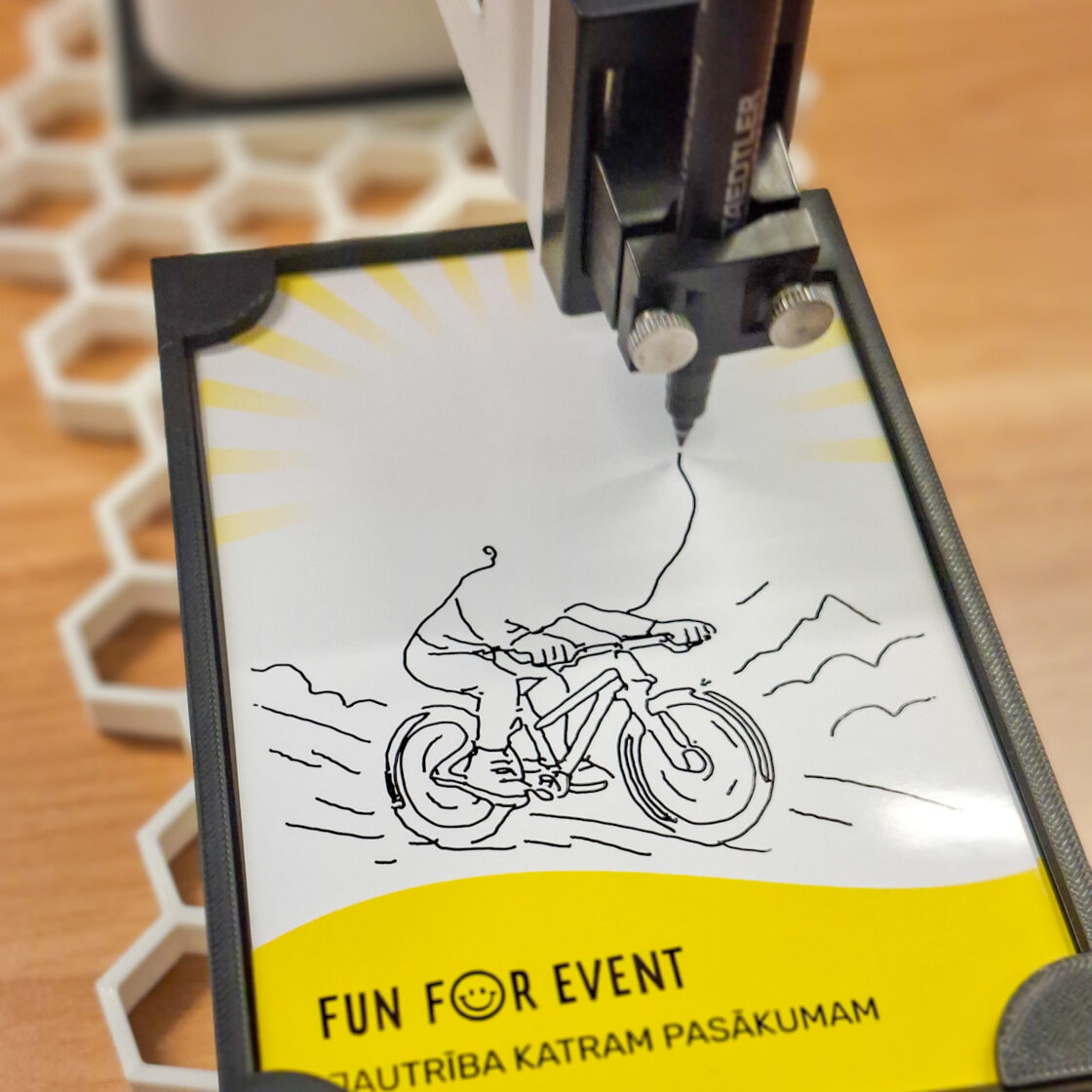 AI portretu zīmēšanas robots zīmē skici ar cilvēku, kas brauc ar velosipēdu, pasākuma aktivitātes laikā